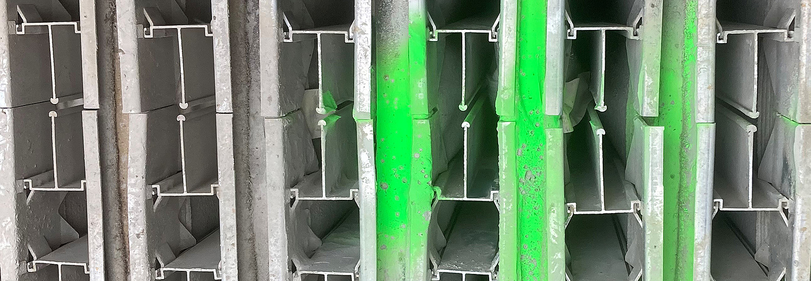 Ett foto på ett grått filter där självlysande grön färg syns koncentrerat på ett ställe. 